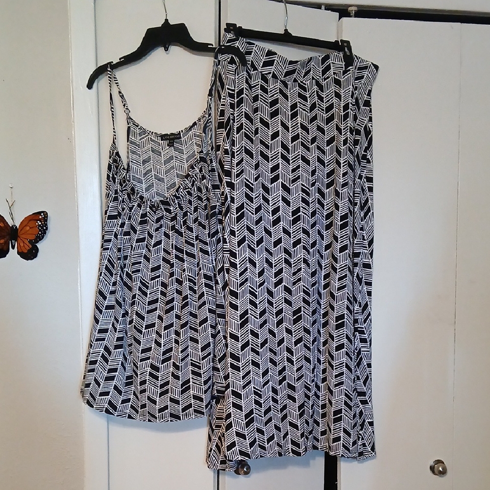 Lane Bryant Black and White Chevron Patterned Garment